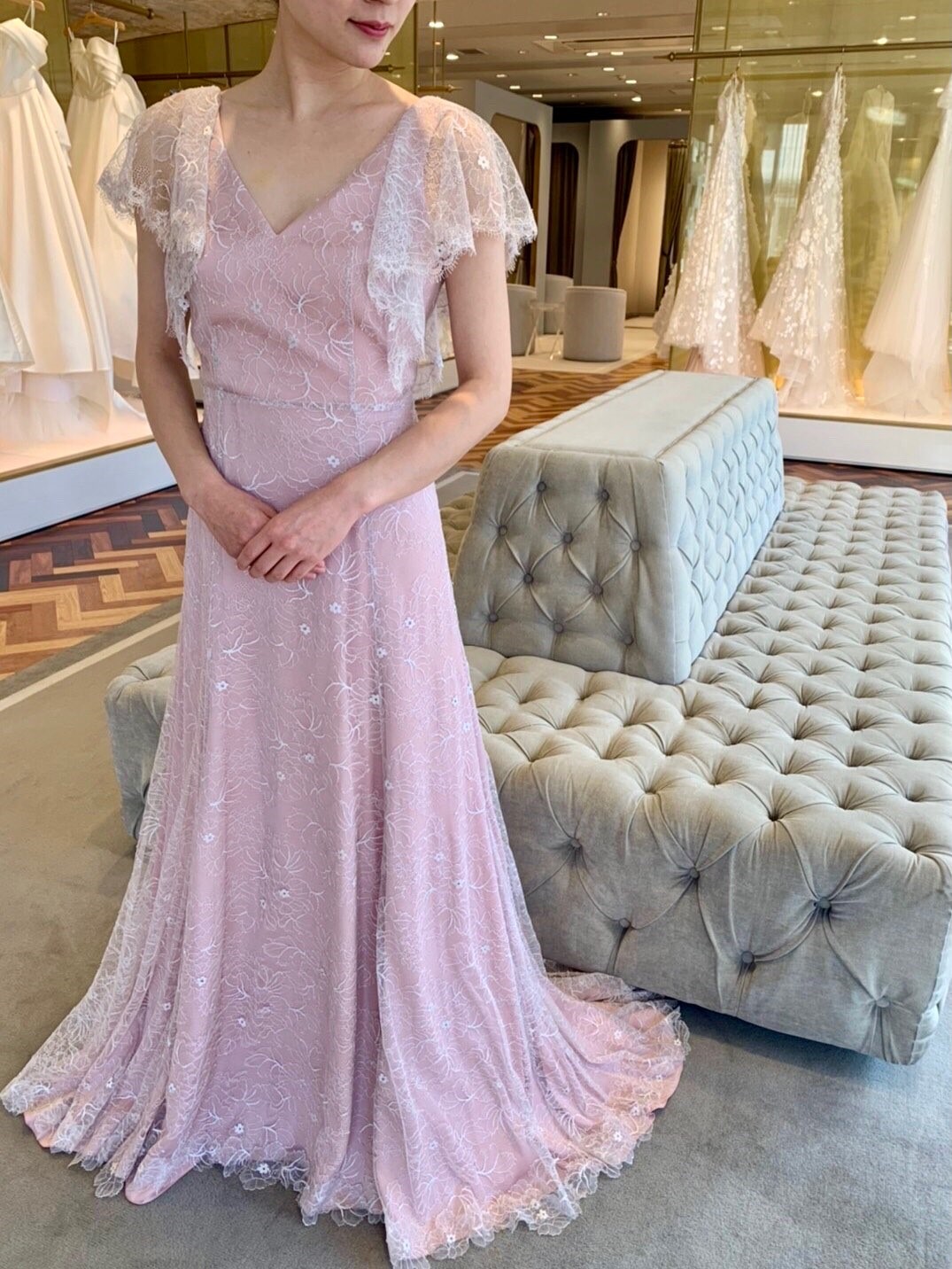 シルバー ハンガーズで出会える爽やかな春の結婚式にぴったりなトリート メゾンのくすみピンクのカラードレス